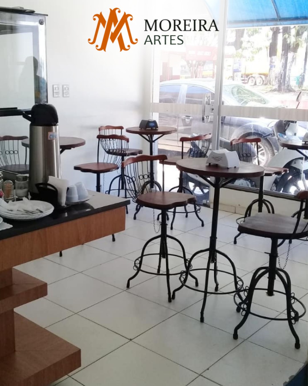 Bistrô e banquetas em restaurante