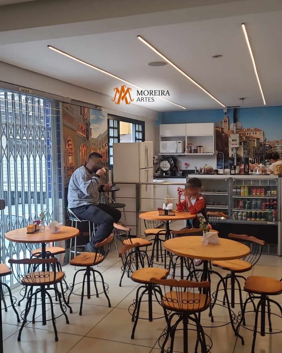 Restaurante com mesas bistrô em operação