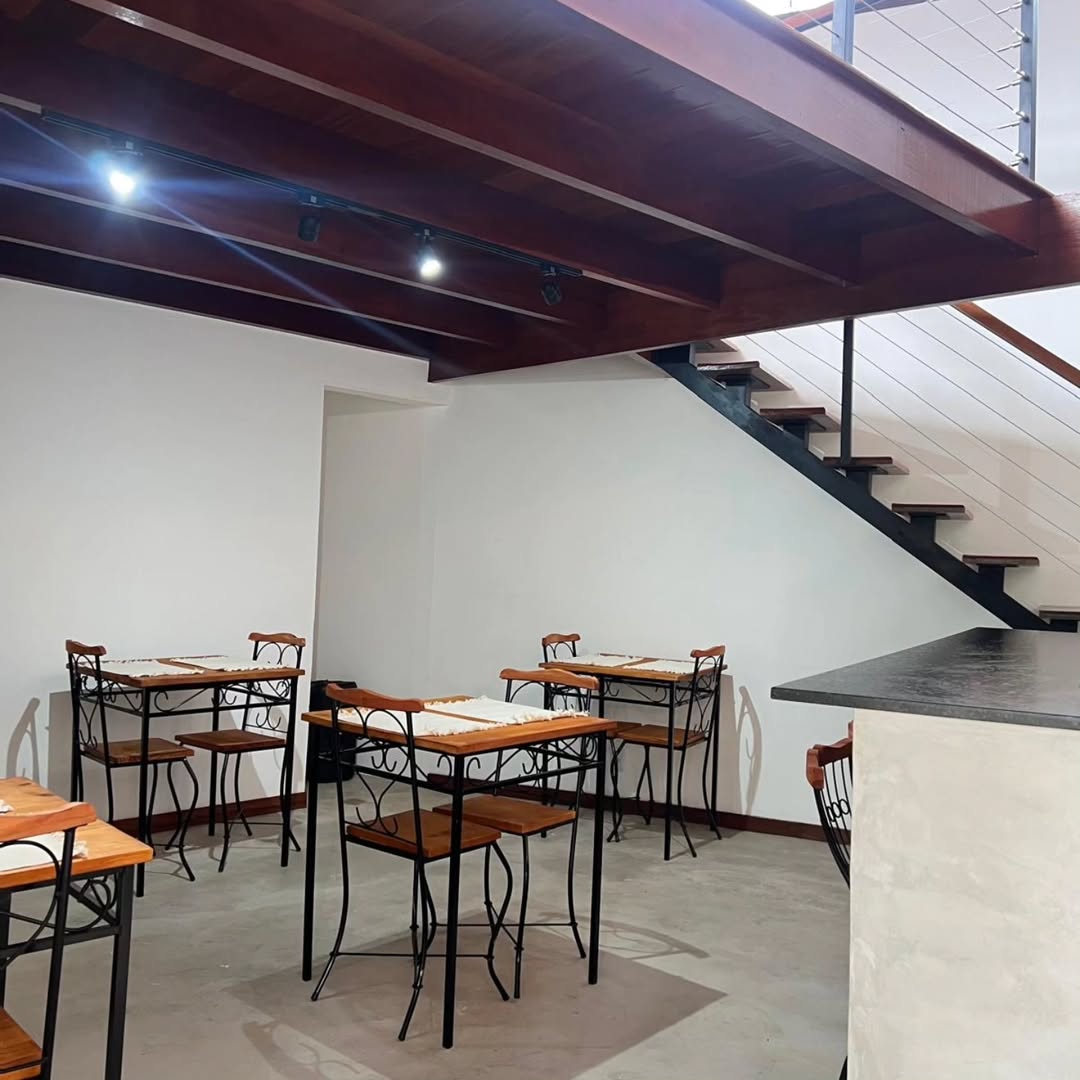Hotel com mobília rústica