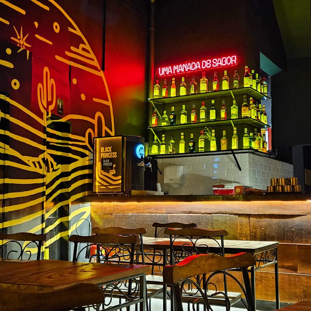 Restaurante com mesas rústicas